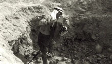 Profesor John Garstang fotografiando cerámica rota in situ en las excavaciones de Jericó, 1930-36
